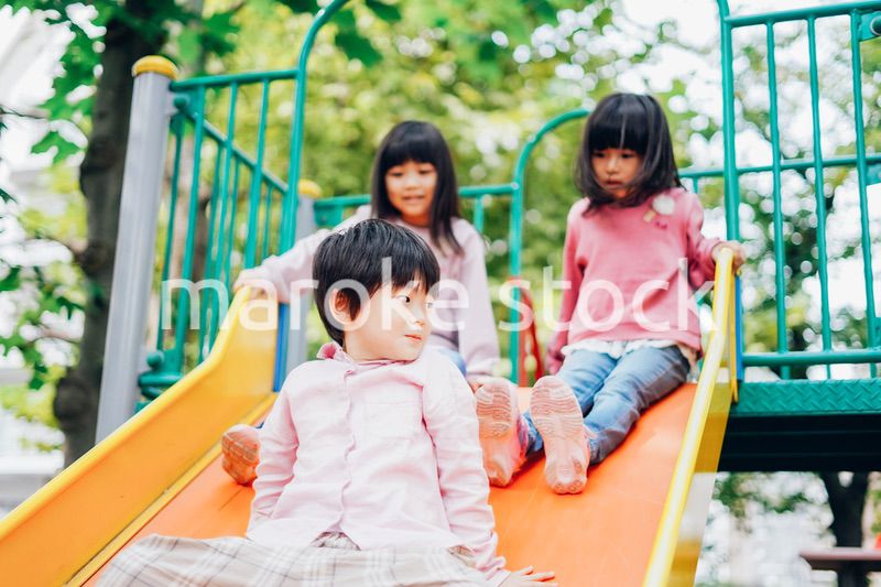 部屋で楽しく遊ぶ子どもたち