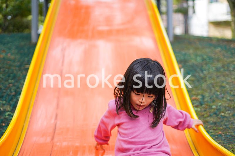 公園で一人で遊ぶ女の子