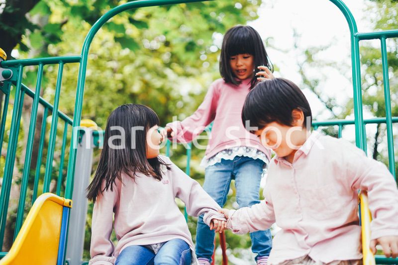 滑り台で遊ぶ小さな子どもたち