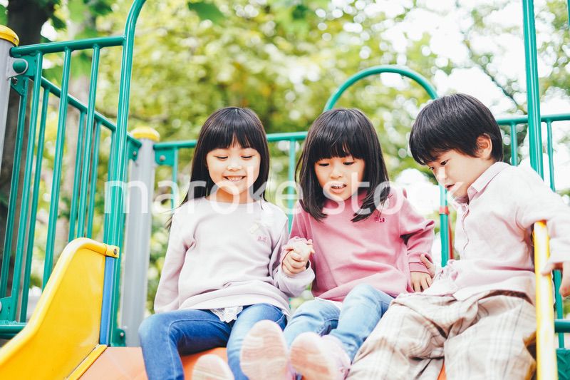 滑り台で遊ぶ小さな子どもたち