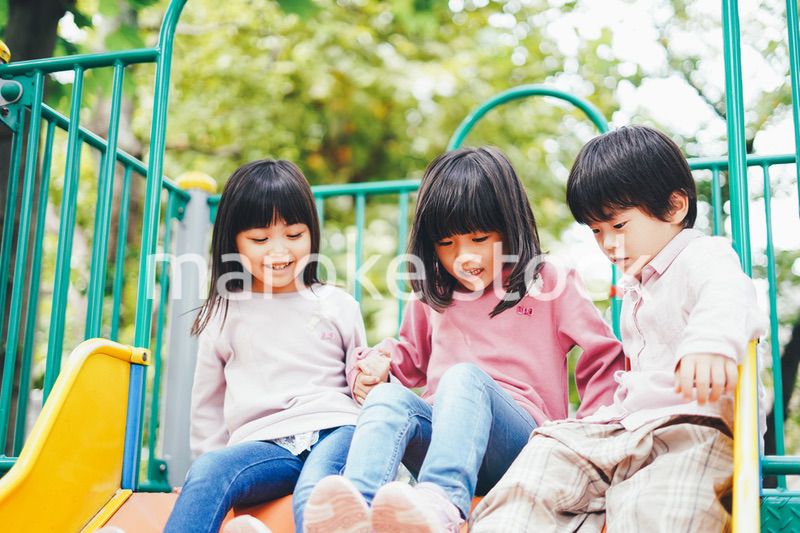 滑り台で遊ぶ小さな子どもたち