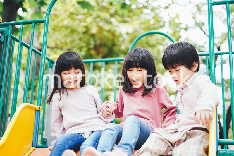 滑り台で遊ぶ小さな子どもたち