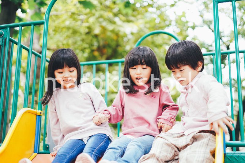 滑り台で遊ぶ小さな子どもたち