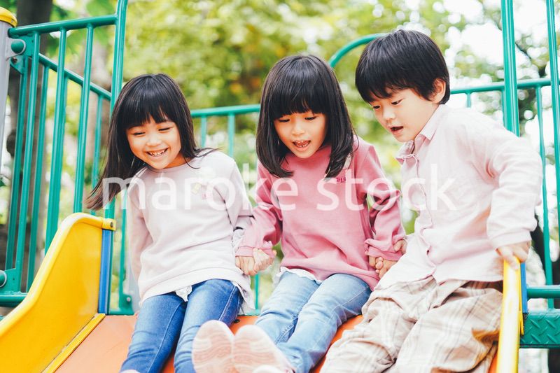 滑り台で遊ぶ小さな子どもたち