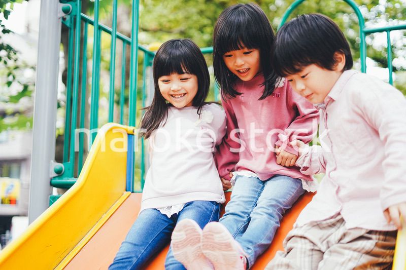 滑り台で遊ぶ小さな子どもたち
