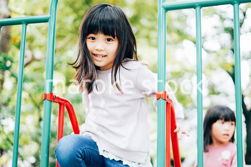 公園で楽しく遊ぶ2人の女の子たち
