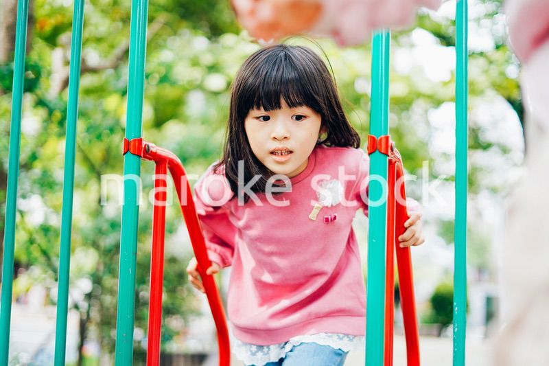 公園で一人で遊ぶ女の子