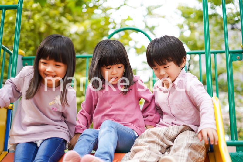 滑り台で遊ぶ小さな子どもたち