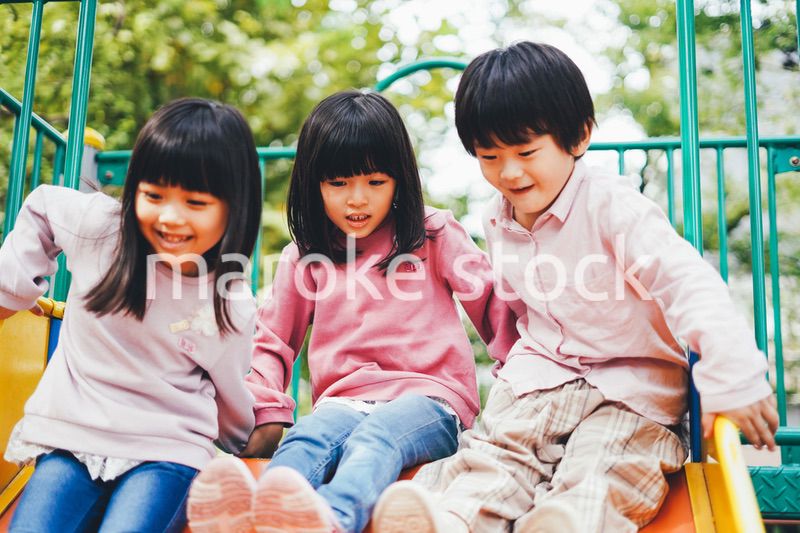 滑り台で遊ぶ小さな子どもたち