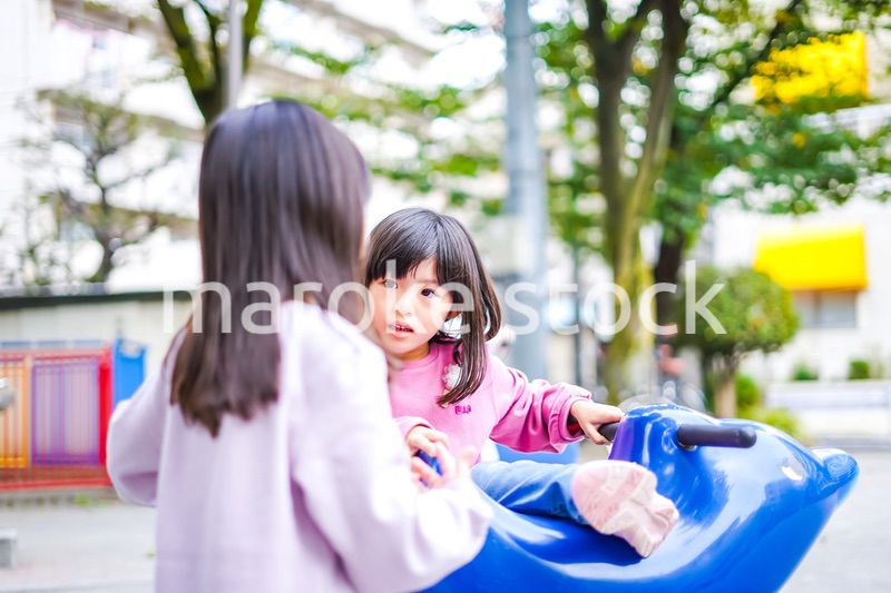 公園で楽しく遊ぶ2人の女の子たち