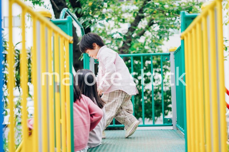 部屋で楽しく遊ぶ子どもたち
