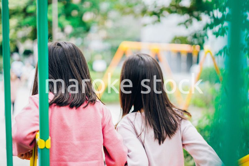 公園で楽しく遊ぶ2人の女の子たち