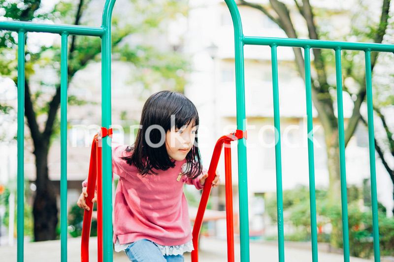 公園で一人で遊ぶ女の子