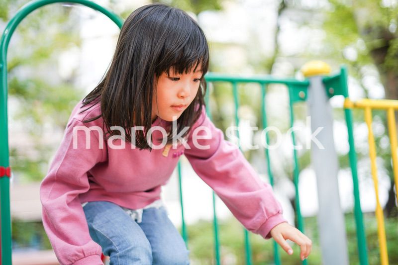 公園で一人で遊ぶ女の子
