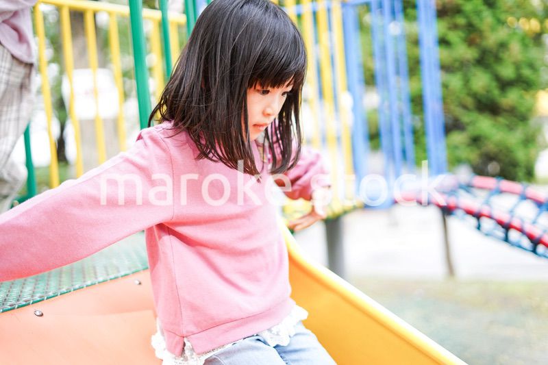 公園で一人で遊ぶ女の子