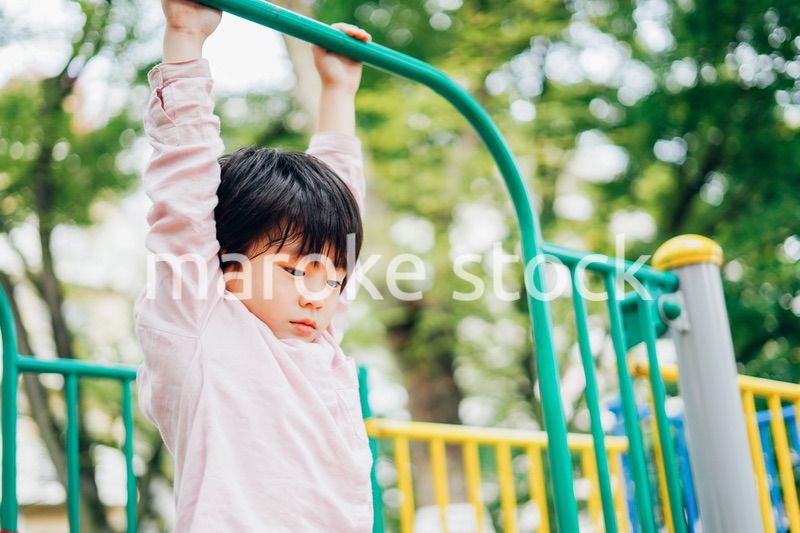公園で一人で遊ぶ男の子