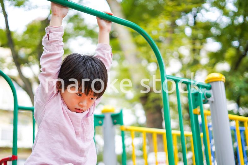 公園で一人で遊ぶ男の子