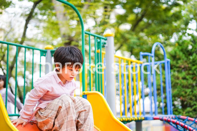 公園で一人で遊ぶ男の子