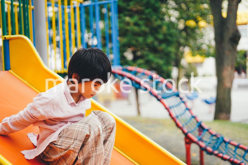 公園で一人で遊ぶ男の子