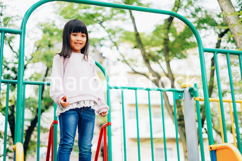 滑り台で遊ぶ小さな女の子