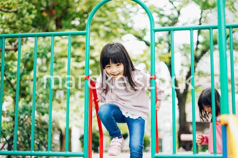 滑り台で遊ぶ小さな女の子