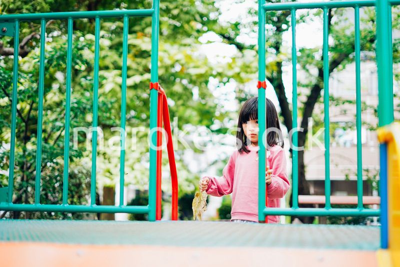 公園で一人で遊ぶ女の子