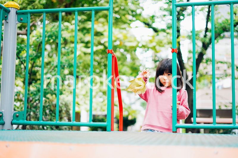公園で一人で遊ぶ女の子