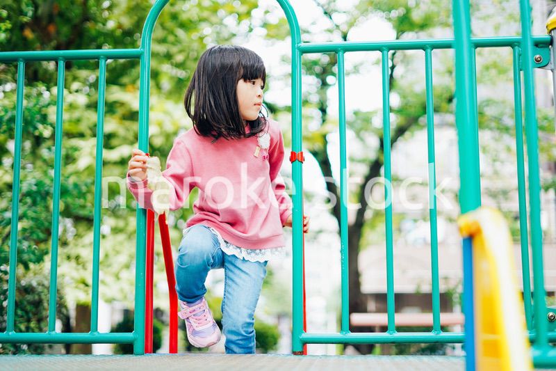 公園で一人で遊ぶ女の子