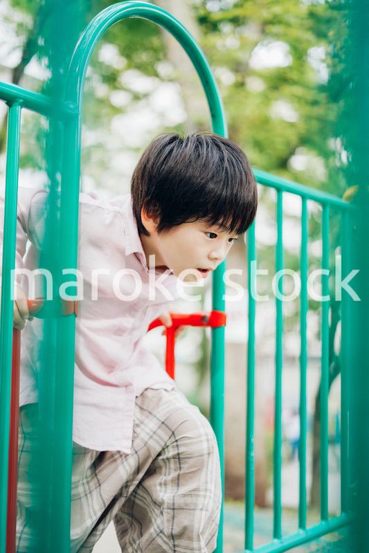 公園で一人で遊ぶ男の子
