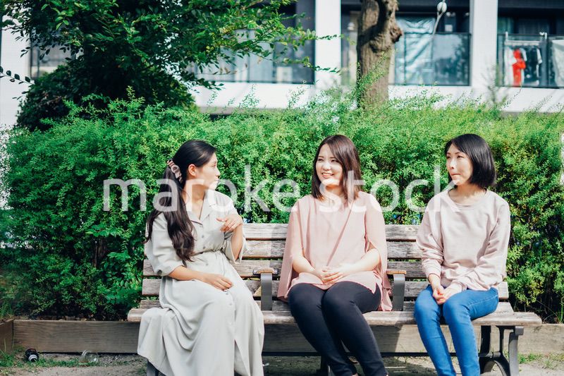 公園で話をするママ友たち