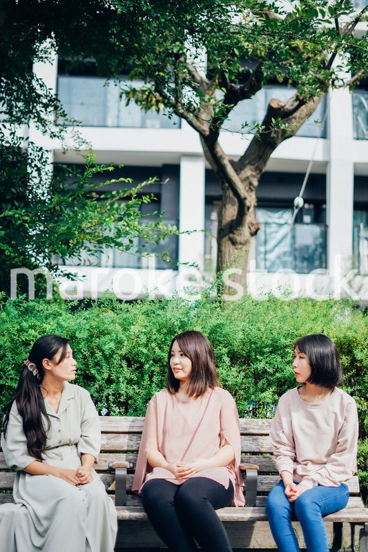 公園で話をするママ友たち