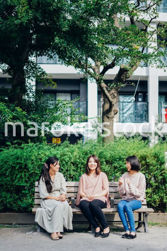 公園で話をするママ友たち