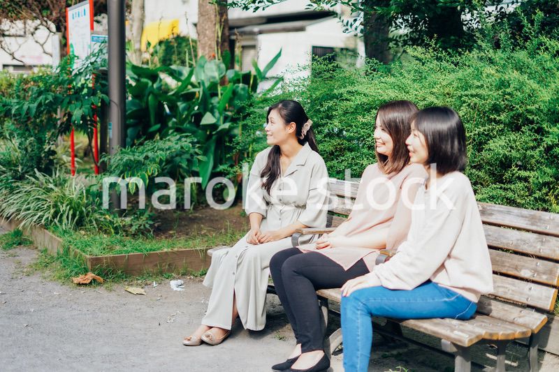 公園で話をするママ友たち