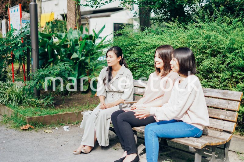 公園で話をするママ友たち