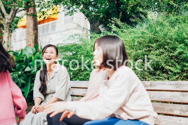 公園で話をするママ友たち