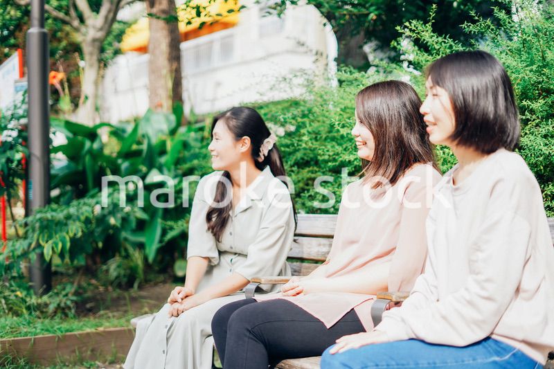 公園で話をするママ友たち