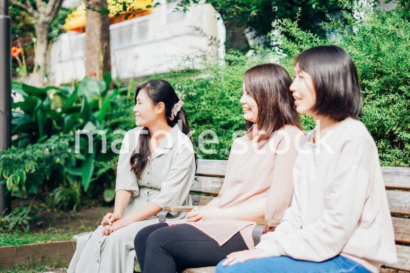 公園で話をするママ友たち