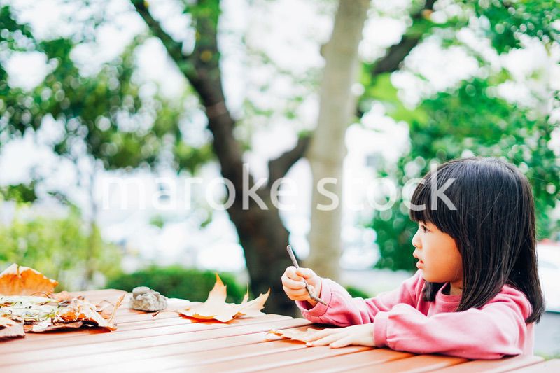 公園で一人で遊ぶ女の子
