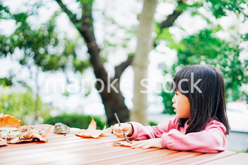 公園で一人で遊ぶ女の子