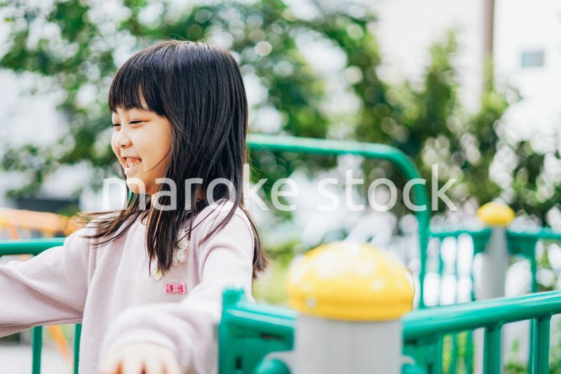 滑り台で遊ぶ小さな女の子