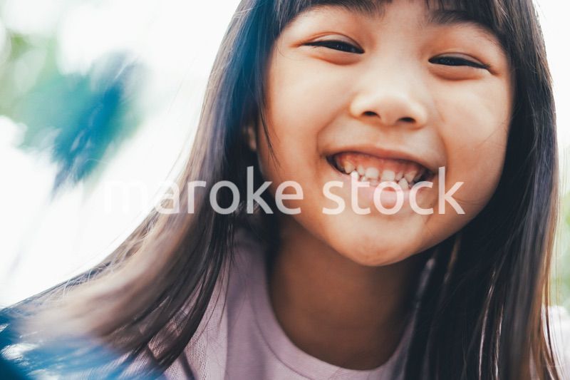 ジャングルジムに登る小さな女の子