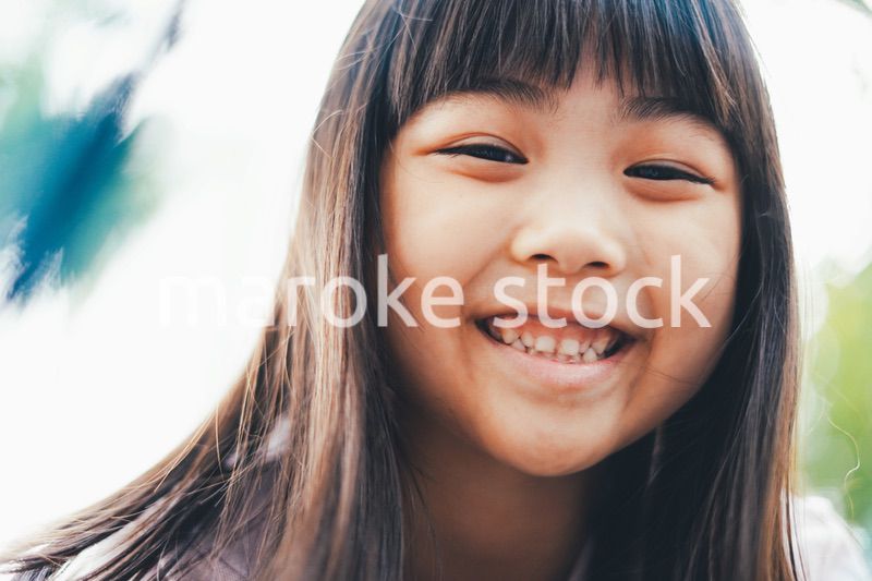 ジャングルジムに登る小さな女の子