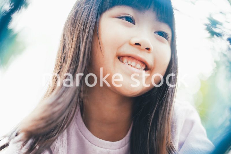 ジャングルジムに登る小さな女の子