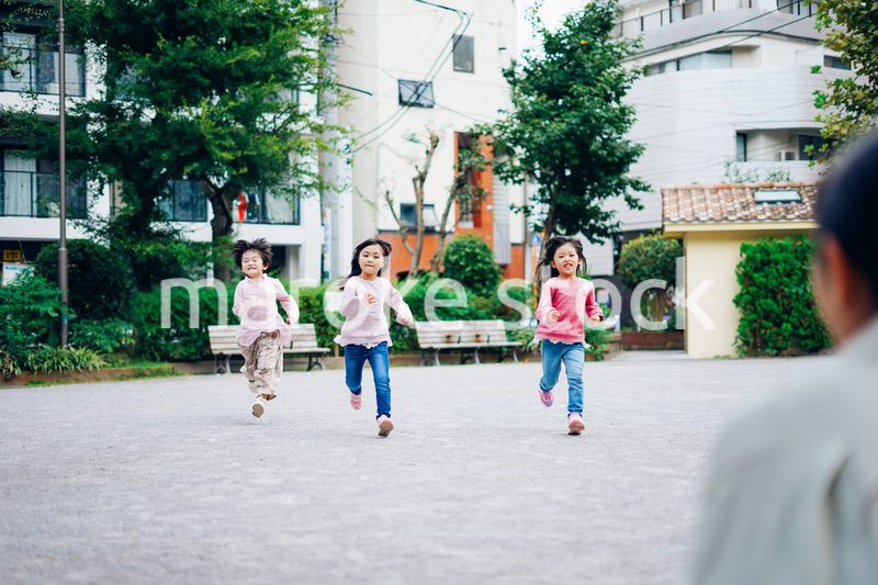 かけっこをする子どもたちとお母さん