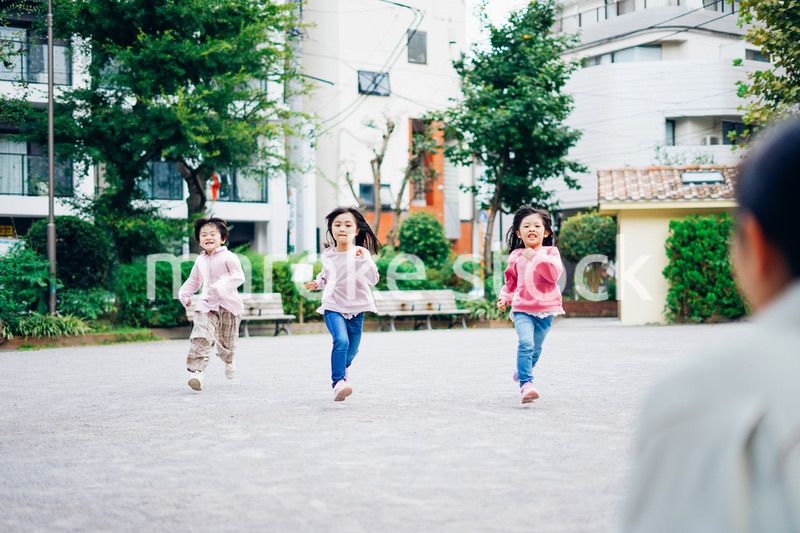 かけっこをする子どもたちとお母さん