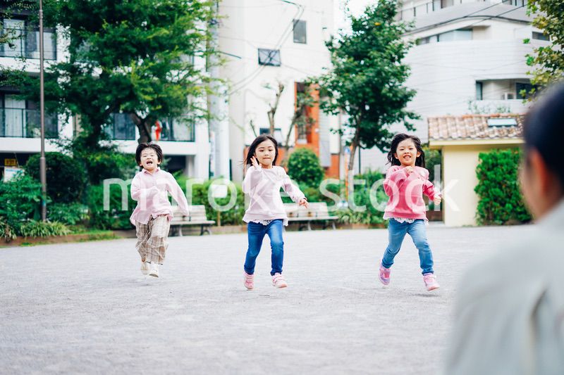 かけっこをする子どもたちとお母さん