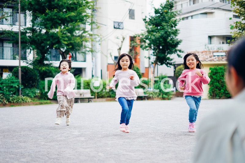 かけっこをする子どもたちとお母さん