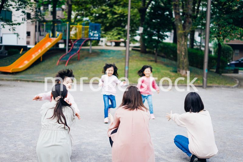 かけっこをする子どもたちとお母さん