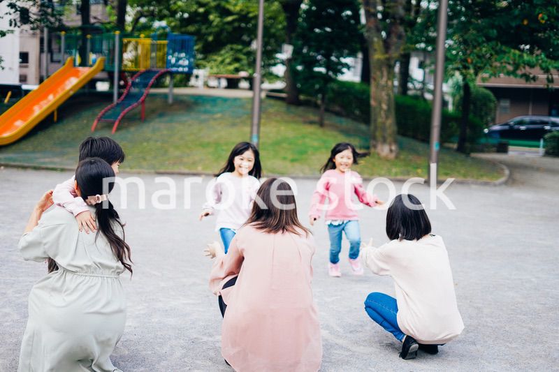 かけっこをする子どもたちとお母さん