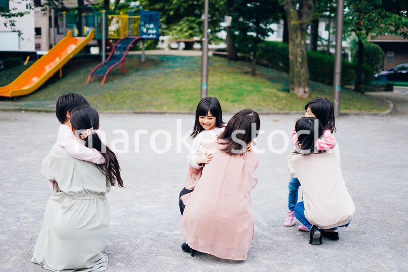 かけっこをする子どもたちとお母さん